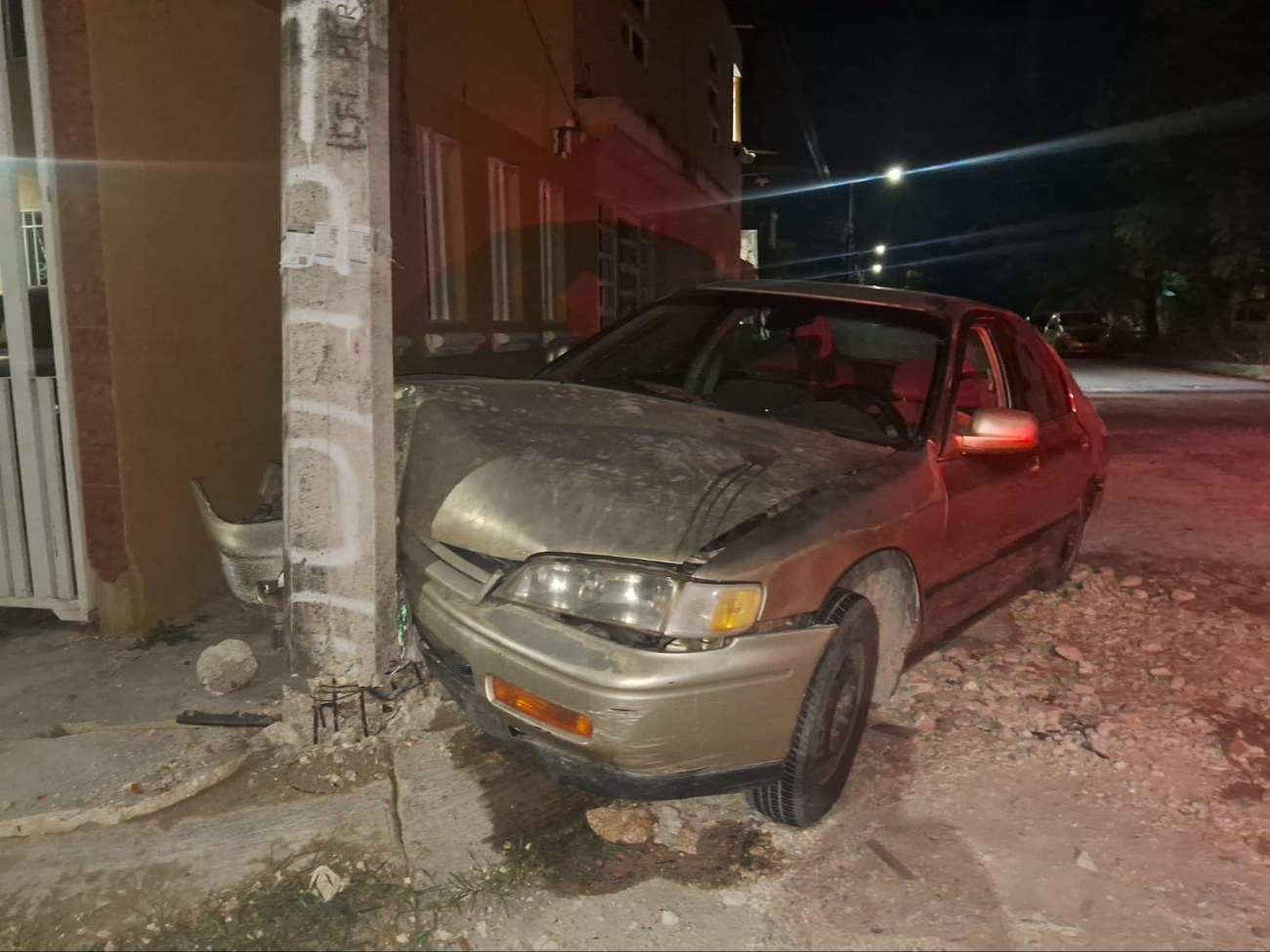 El conductor perdió el control al estar aparentemente bajo los efectos del alcohol y exceso de velocidad El conductor perdió el control al estar aparentemente bajo los efectos del alcohol y exceso de velocidad