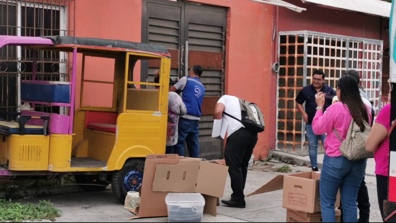 Desalojan a familia en Manigua, Ciudad del Carmen por deuda hipotecaria