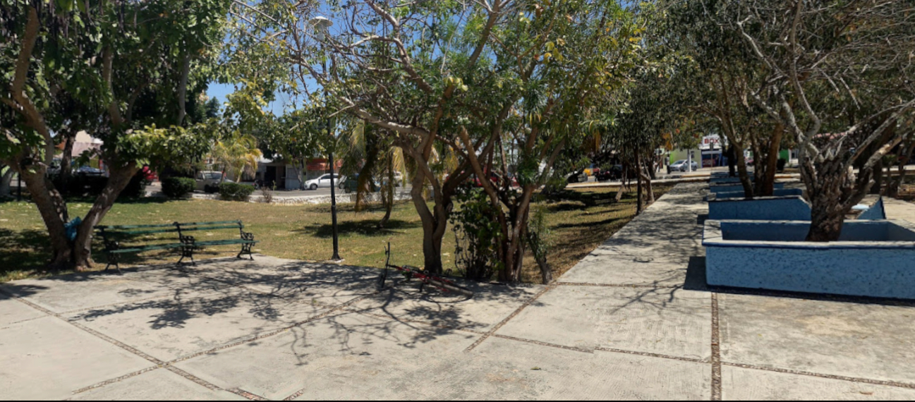 Menor de edad amenaza a otro joven con una réplica de arma de fuego en un parque de Mérida