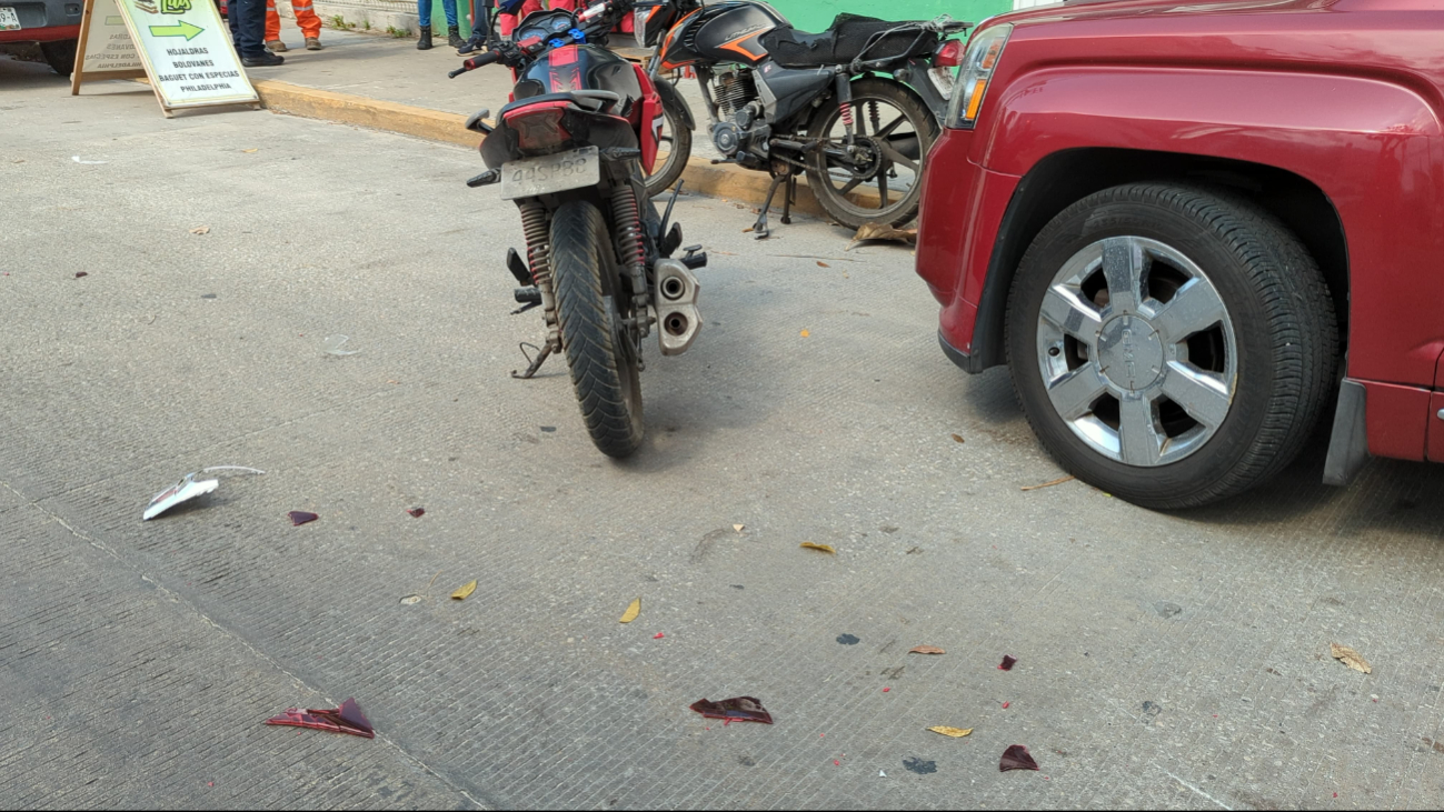 El motociclista no logró frenar a tiempo para evitar la colisión. El motociclista no logró frenar a tiempo para evitar la colisión.