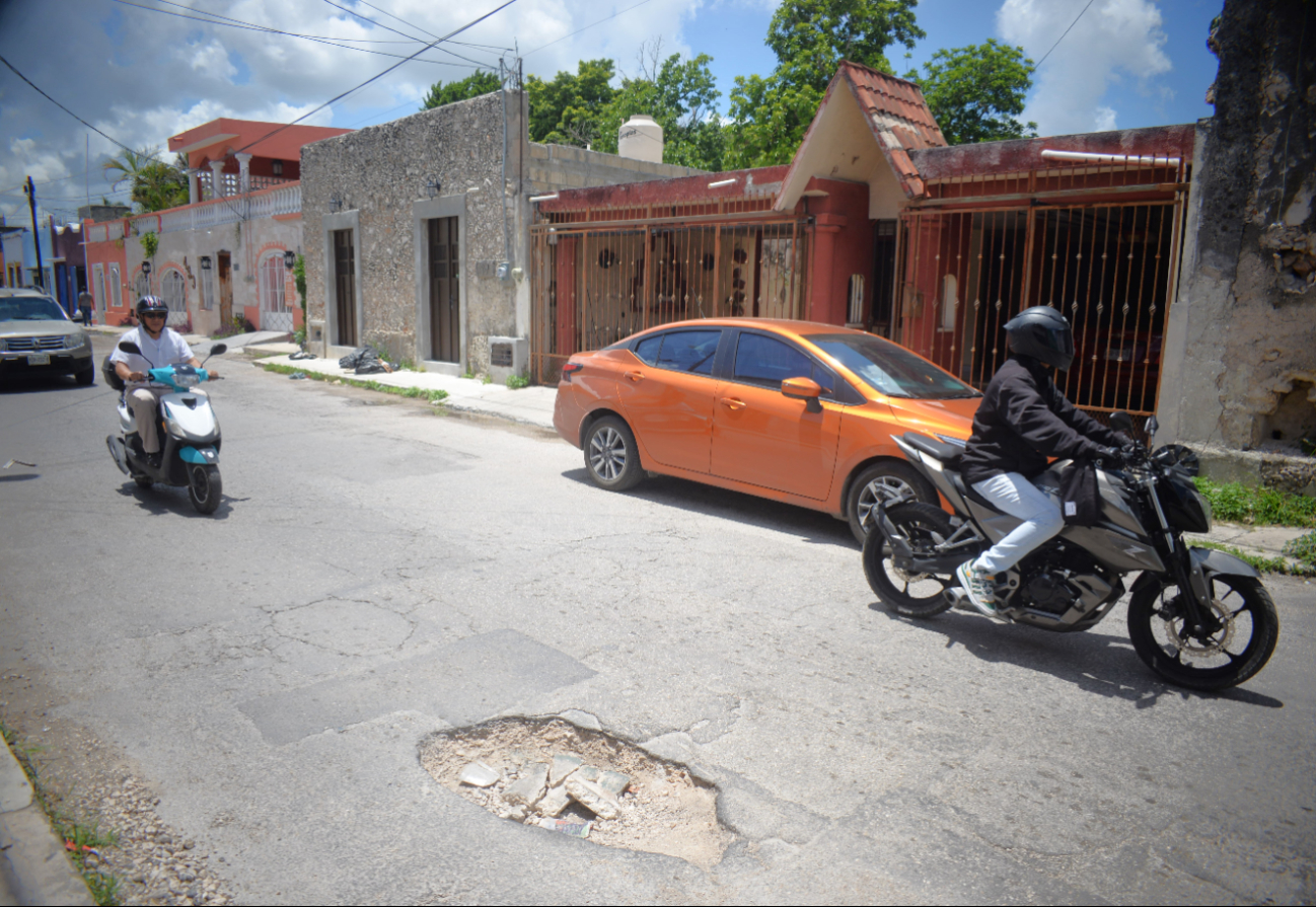 Los baches, uno de los problemas que más afecta a los meridanos.