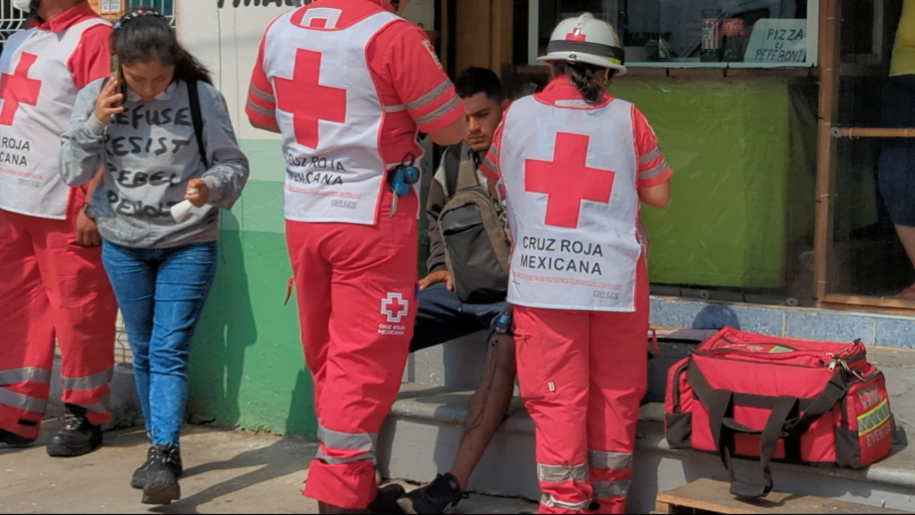 Miembros de la Cruz Roja otorgaron apoyo al incidentado. Miembros de la Cruz Roja otorgaron apoyo al incidentado.