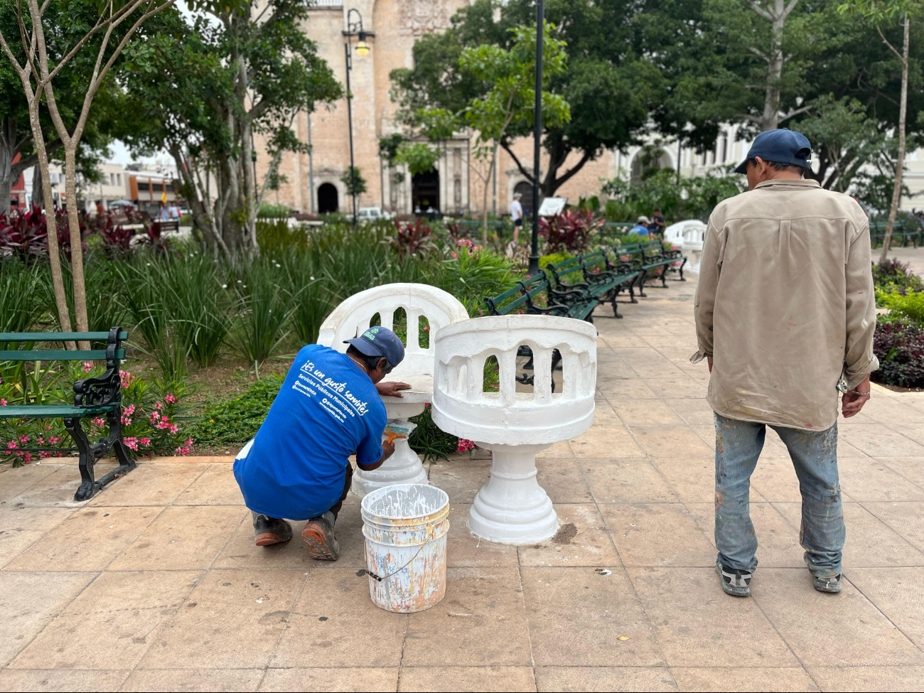 Comienzan las labores de limpieza en la Plaza Grande de Mérida tras el 8M 