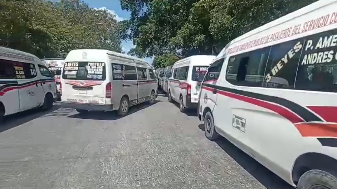 Con combis y conos se cerró la avenida Las Playas donde se ubican las oficinas Con combis y conos se cerró la avenida Las Playas donde se ubican las oficinas