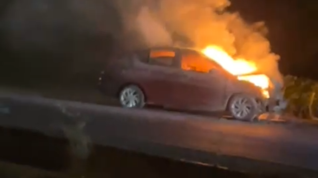 Debido al impacto, el auto rojo terminó incediándose Debido al impacto, el auto rojo terminó incediándose
