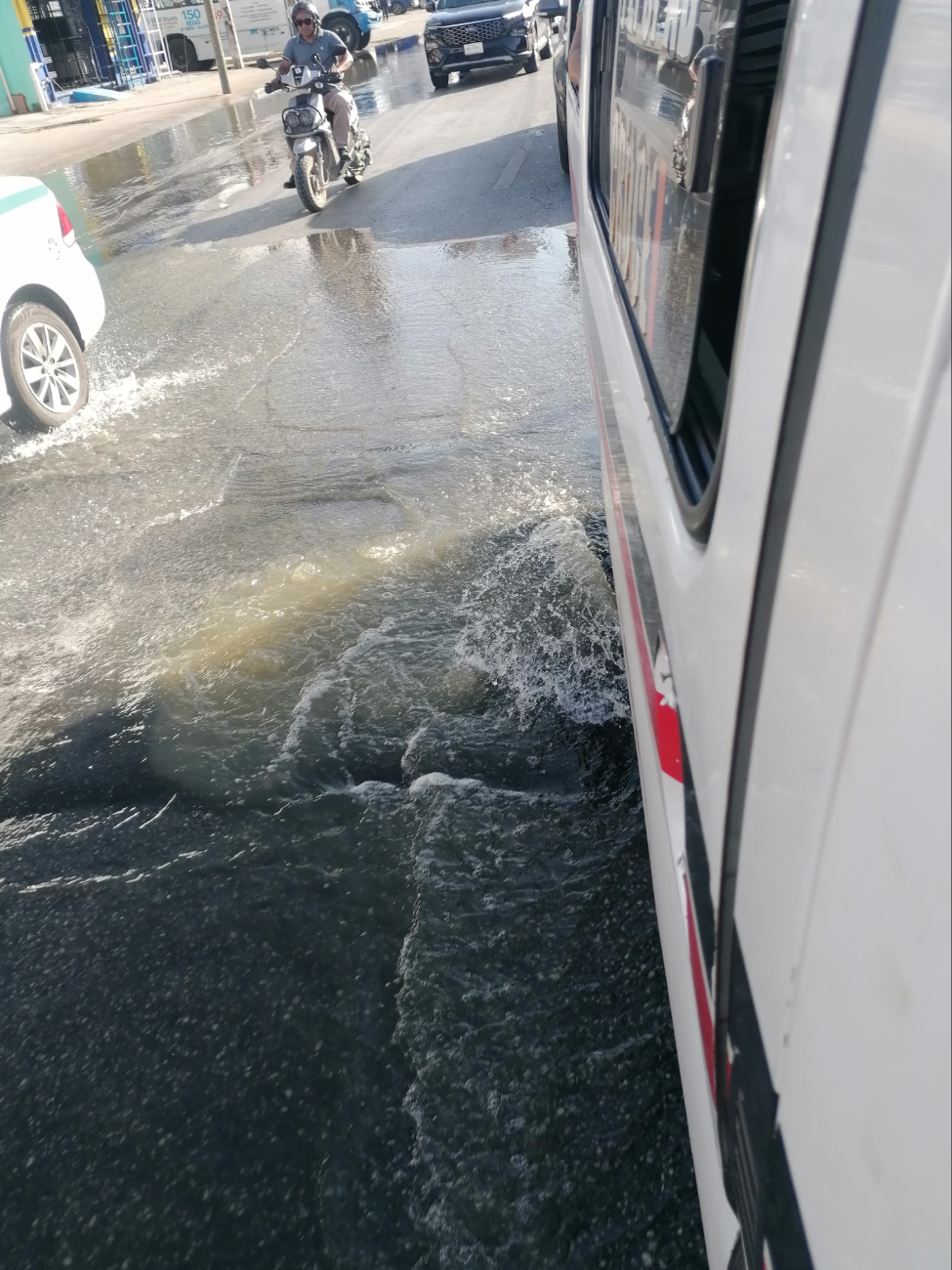 El agua causa que conductores del transporte conduzcan con más precaución El agua causa que conductores del transporte conduzcan con más precaución