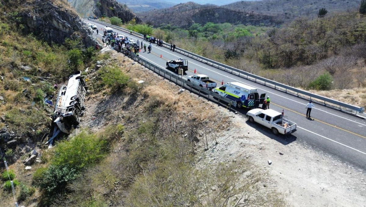 El autobús accidentado transportaba a simpatizantes de Morena, quienes regresaban de la asamblea encabezada por la pfresidenta Sheinbaum en el Zócalo