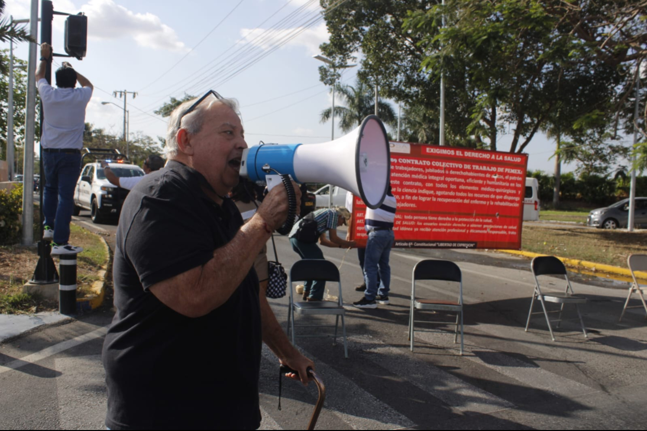 Jubilados de PEMEX bloquean la avenida Internacional de Mérida