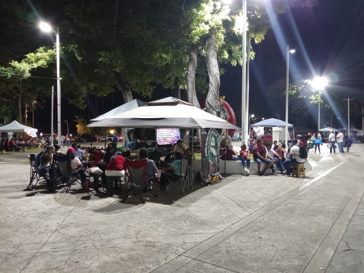 El resto de maestros esperaron por varias horas a sus compañeros para conocer los resultados El resto de maestros esperaron por varias horas a sus compañeros para conocer los resultados