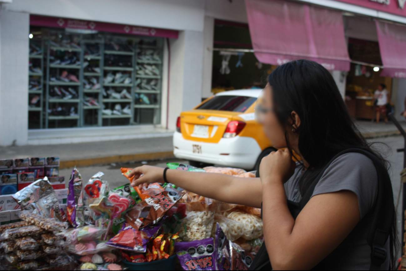 Vendedoras ambulantes “retan” a la SEP en Yucatán ante la prohibición de vender comida chatarra