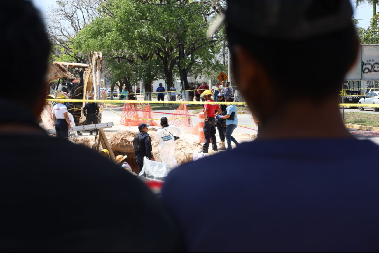 Los cuerpos de los trabajadores fueron retirados del lugar y llevados a la SEMEFO. Los cuerpos de los trabajadores fueron retirados del lugar y llevados a la SEMEFO.