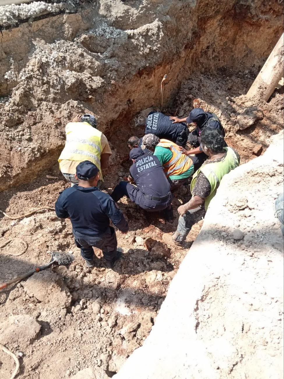 Los trabajadores trabajaban a tres metros de profundidad, por lo que fallecieron ahogados Los trabajadores trabajaban a tres metros de profundidad, por lo que fallecieron ahogados
