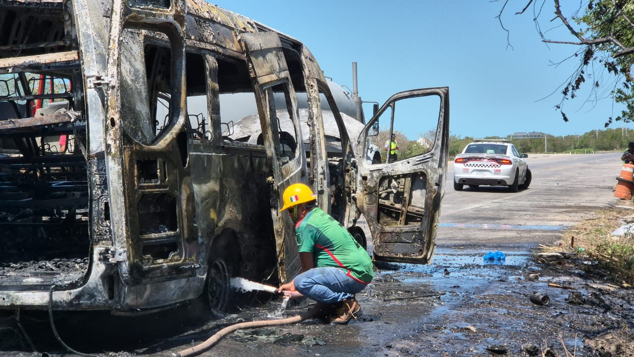 Camioneta se incendia en Champotón sin reporte de lesionados