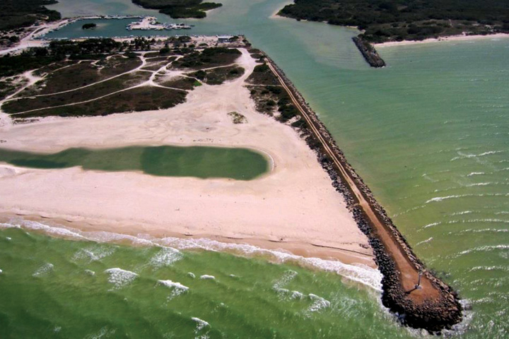 Chuburná cuenta con una playa amplia y un pequeño muelle con un faro Chuburná cuenta con una playa amplia y un pequeño muelle con un faro