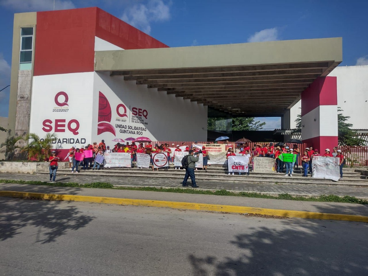 Docentes inician manifestaciones frente a oficinas de la SEQ en Playa del Carmen