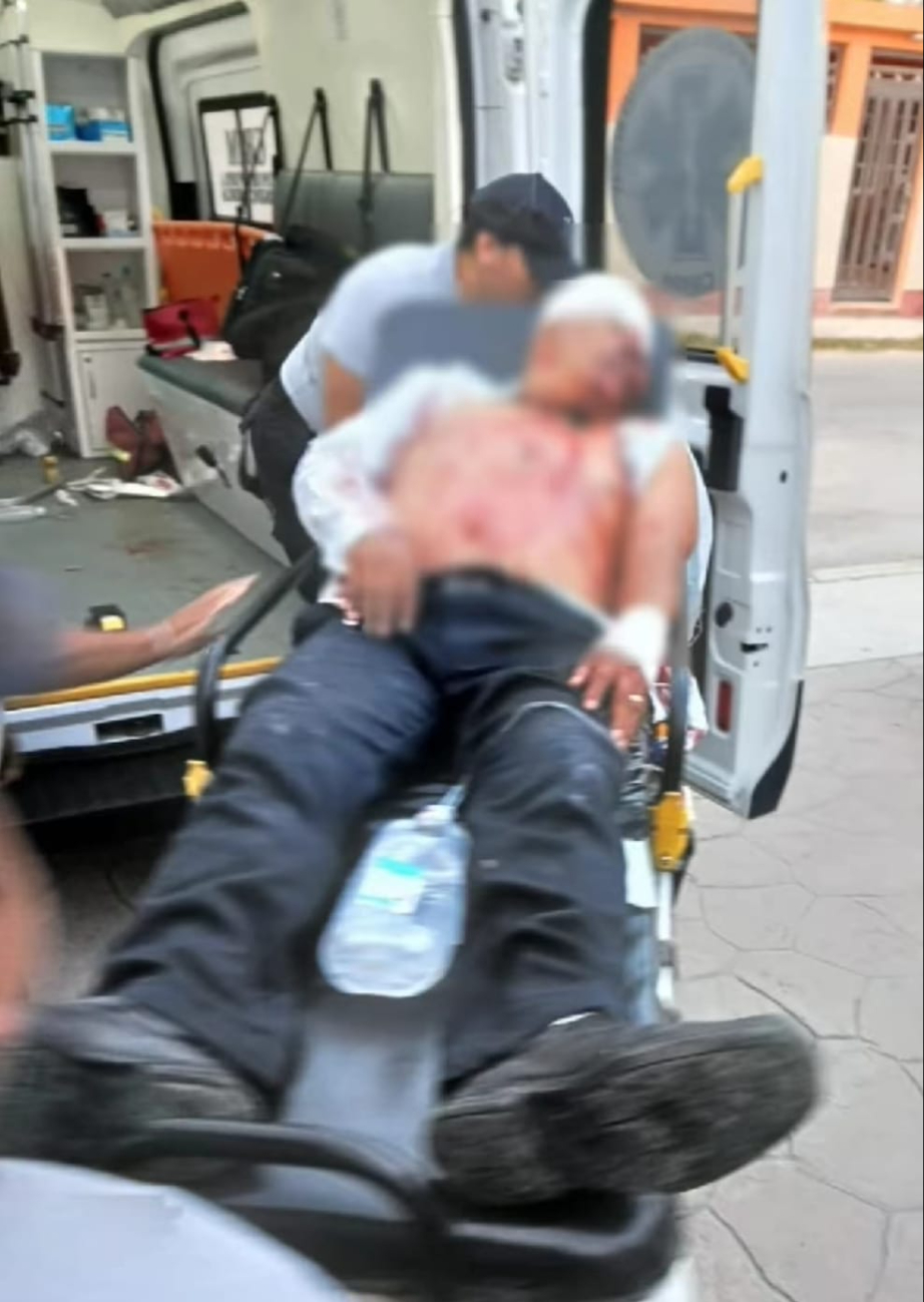 Debido a la gravedad de las lesiones causadas por arma blanca, el ruletero tuvo que ser llevado al Hospital Comunitario de Bacalar Debido a la gravedad de las lesiones causadas por arma blanca, el ruletero tuvo que ser llevado al Hospital Comunitario de Bacalar