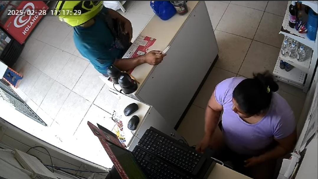 El asaltante de la tienda logró salir con dinero y otros artículos de valor. El asaltante de la tienda logró salir con dinero y otros artículos de valor.