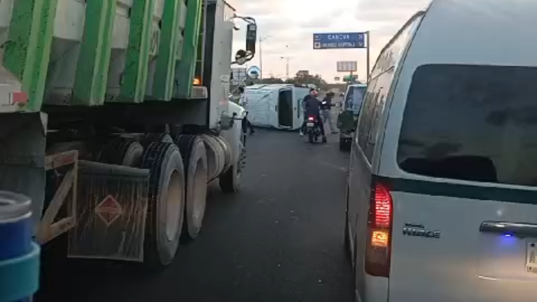 Conductores comenzaron a auxiliaron a los pasajeros tras el impacto Conductores comenzaron a auxiliaron a los pasajeros tras el impacto