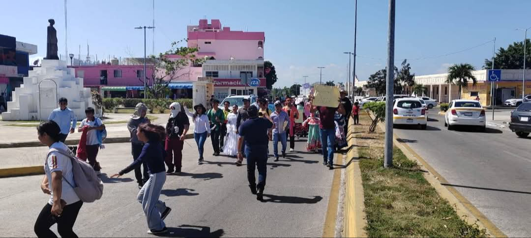 Familias recorrieron las calles para realizar sus peticiones. Familias recorrieron las calles para realizar sus peticiones.