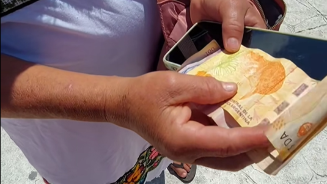 La mujer maya artesana fue estafada por un turista argentino La mujer maya artesana fue estafada por un turista argentino