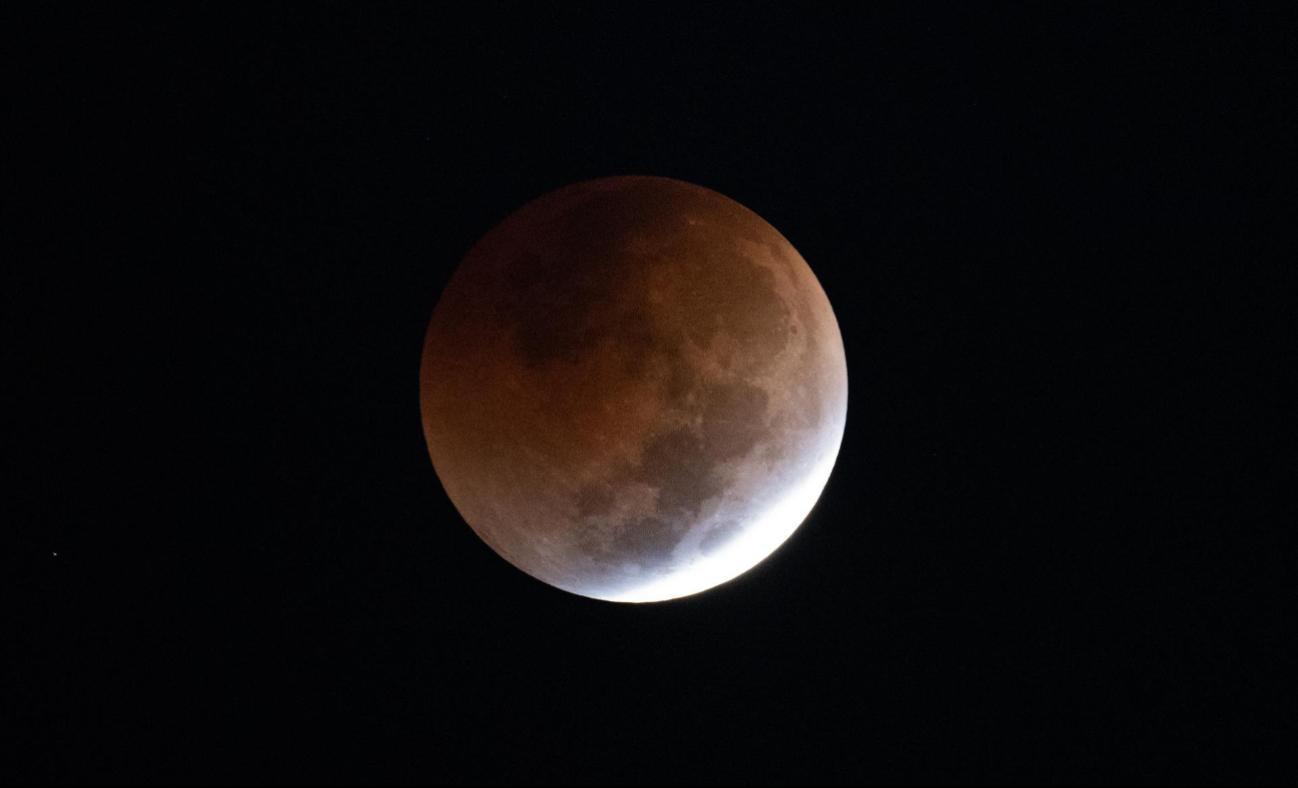 Cancunenses acudieron al Planetario Ka' Yok' para ver la "Luna de Sangre" Cancunenses acudieron al Planetario Ka' Yok' para ver la "Luna de Sangre"