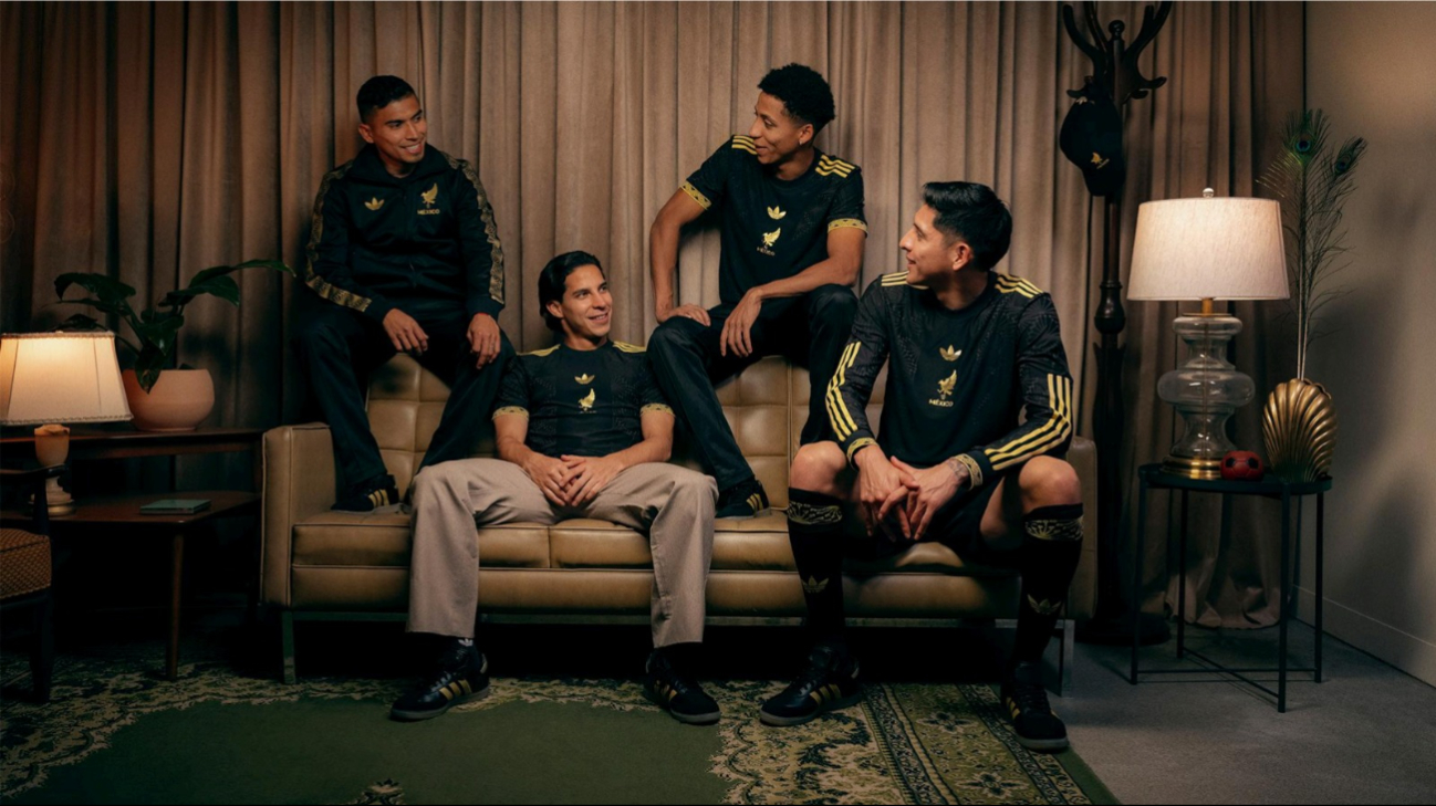 Los jugadores modelando la nueva piel Los jugadores modelando la nueva piel