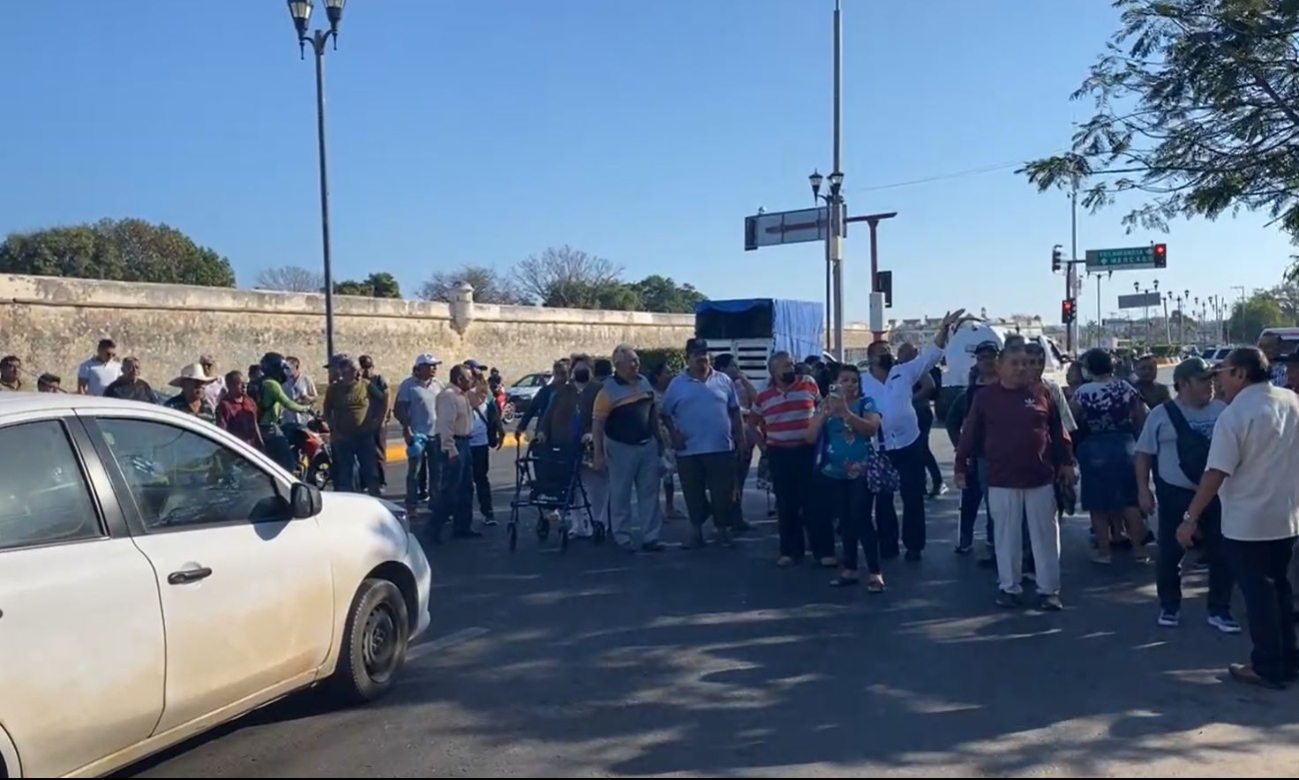 Pacientes del IMSS bloquean carretera por falta de atención en Campeche Pacientes del IMSS bloquean carretera por falta de atención en Campeche