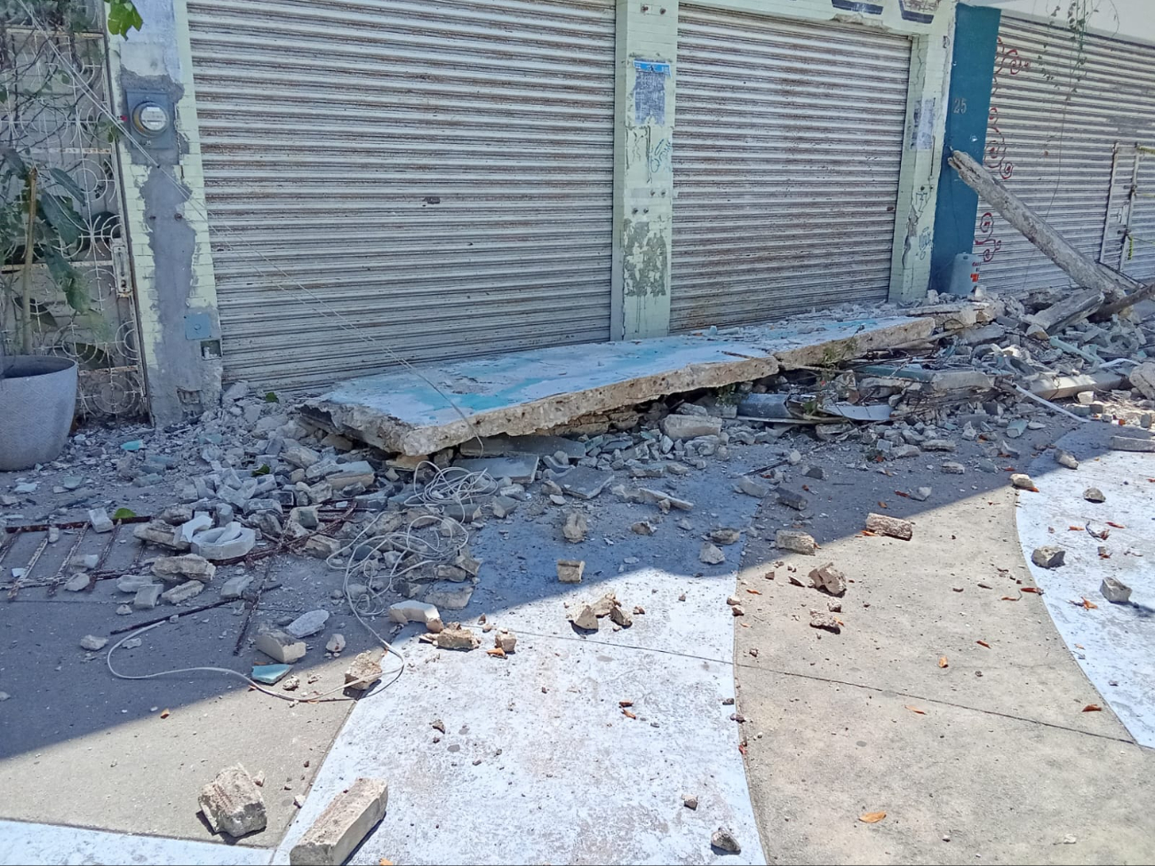 Debido a la falta de mantenimiento al ser abandonado, el edificio comenzó a deteriorarse Debido a la falta de mantenimiento al ser abandonado, el edificio comenzó a deteriorarse
