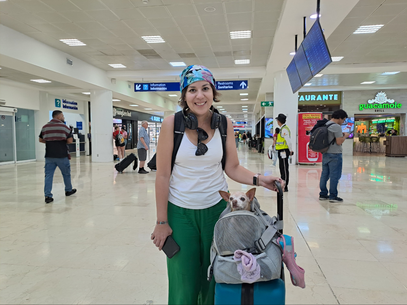Aeropuerto de Cancún, el testigo de un fuerte vínculo entre humano y mascota; Celia y Honey  