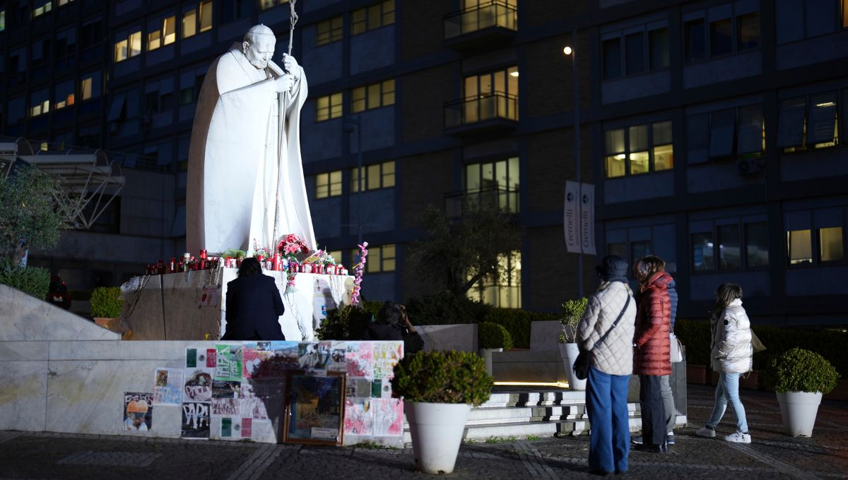 Los reportes de salud señalan que el pontífice ya puede moverse de la cama al sillón en el que permanece buena parte del día Los reportes de salud señalan que el pontífice ya puede moverse de la cama al sillón en el que permanece buena parte del día