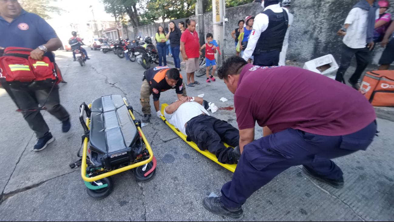 Paramédicos trasladaron al hombre herido al hospital, para recibir mayor atención médica. Paramédicos trasladaron al hombre herido al hospital, para recibir mayor atención médica.