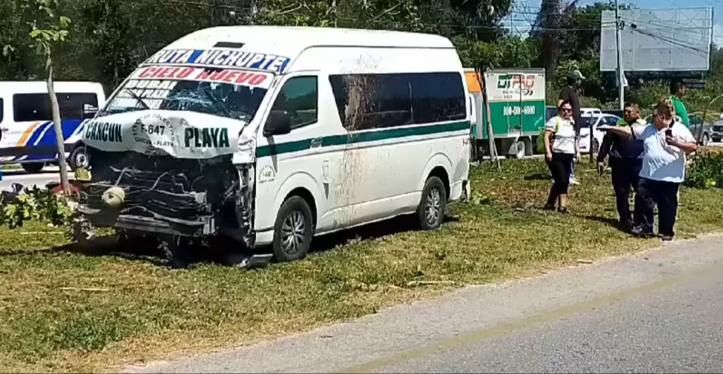 Combi se impacta contra camioneta en carretera Cancún-Playa del Carmen; reportan lesionados 