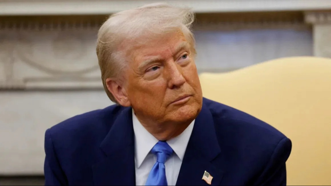 Donald Trump recibe un microfonazo de un periodista y así reaccionó Donald Trump recibe un microfonazo de un periodista y así reaccionó