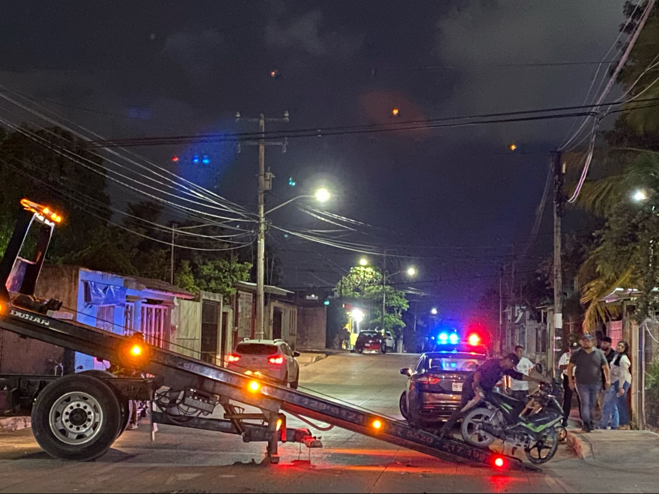 Una mujer motociclista impactó en contra de dos autos