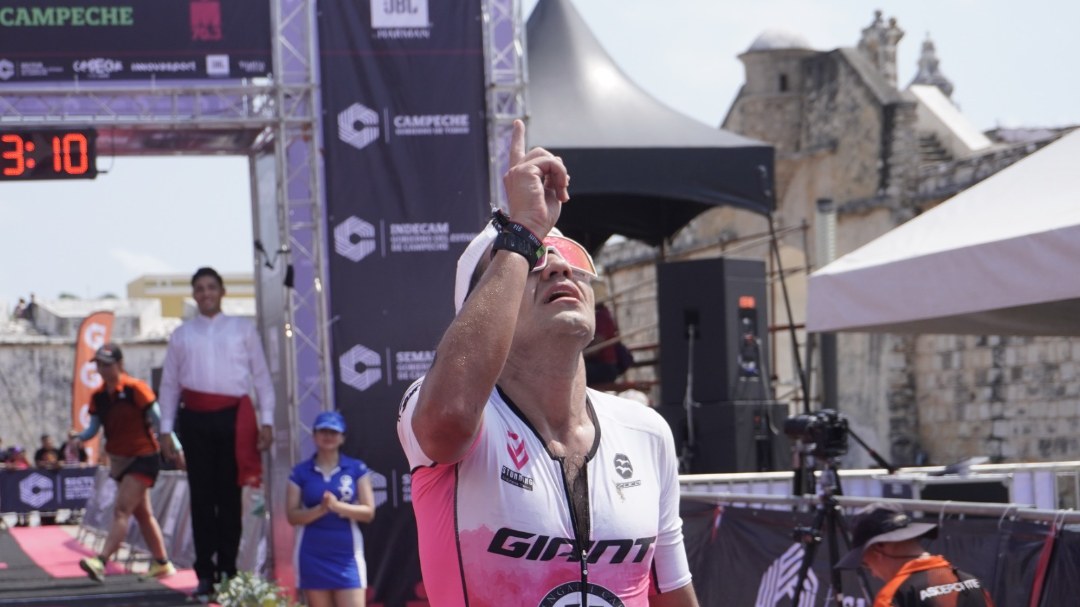 El evento incluyó natación, 90 kilómetros de ciclismo y 21 kilómetros de carrera, teniendo como punto de partida el Campeche Country Club Playa El evento incluyó natación, 90 kilómetros de ciclismo y 21 kilómetros de carrera, teniendo como punto de partida el Campeche Country Club Playa