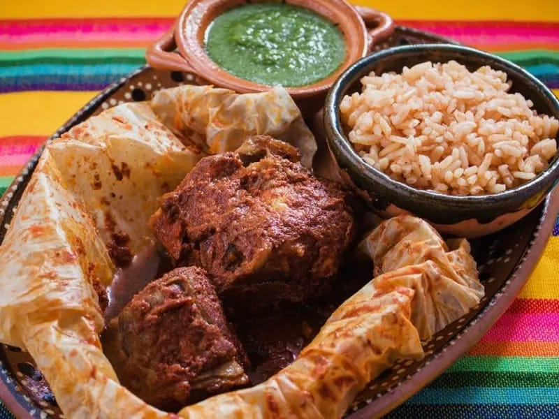 Este platillo conecta con las tradiciones mayas, siendo símbolo de celebración y herencia cultural en el sureste de México Este platillo conecta con las tradiciones mayas, siendo símbolo de celebración y herencia cultural en el sureste de México