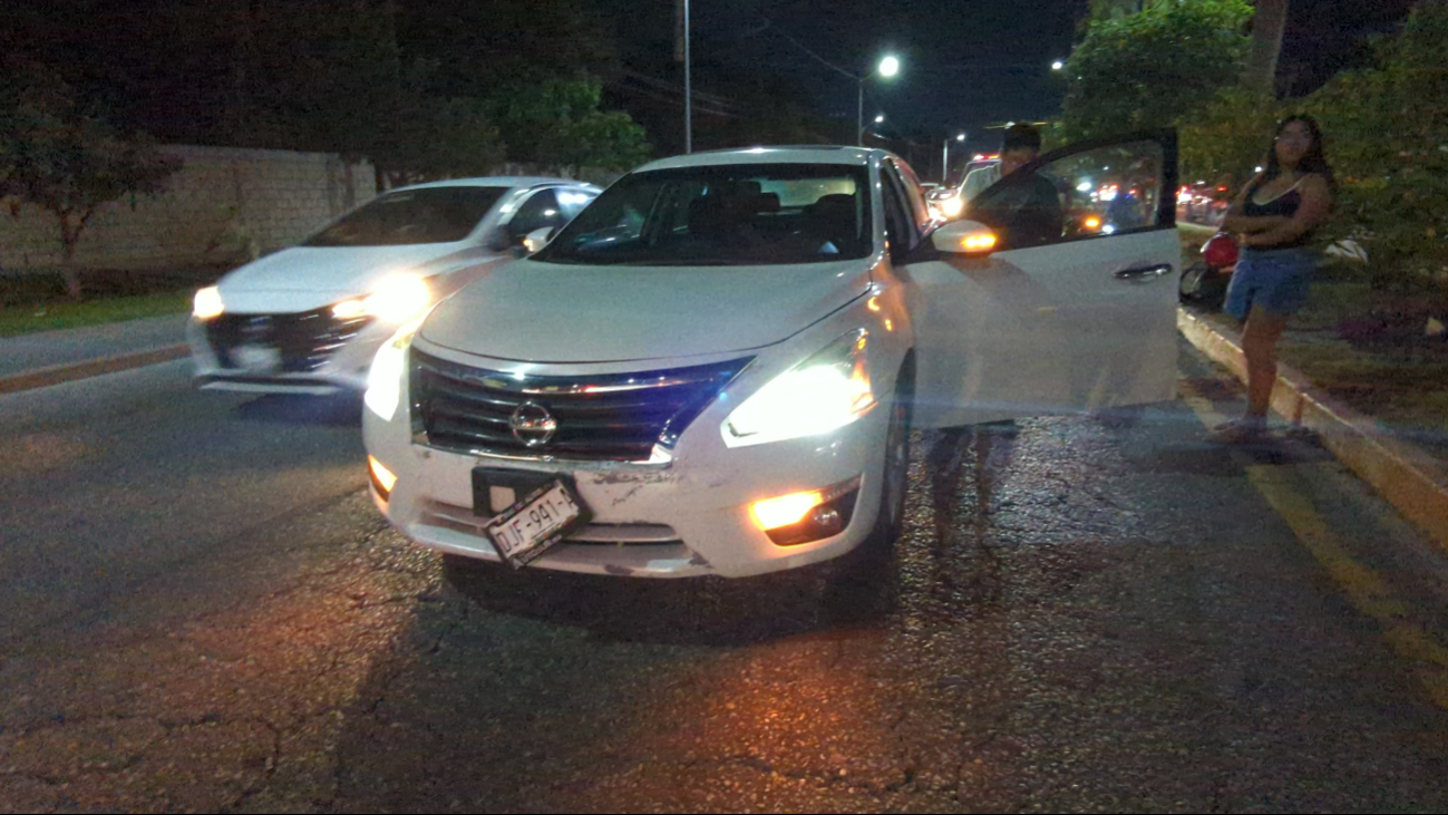 Los vehículos quedaron bloqueando un carril durante casi una hora mientras se resolvían los daños y responsabilidades. Los vehículos quedaron bloqueando un carril durante casi una hora mientras se resolvían los daños y responsabilidades.