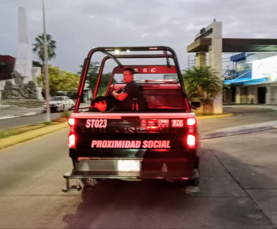 El sujeto fue subido a la patrulla policíaca para su traslado a la cárcel municipal. El sujeto fue subido a la patrulla policíaca para su traslado a la cárcel municipal.