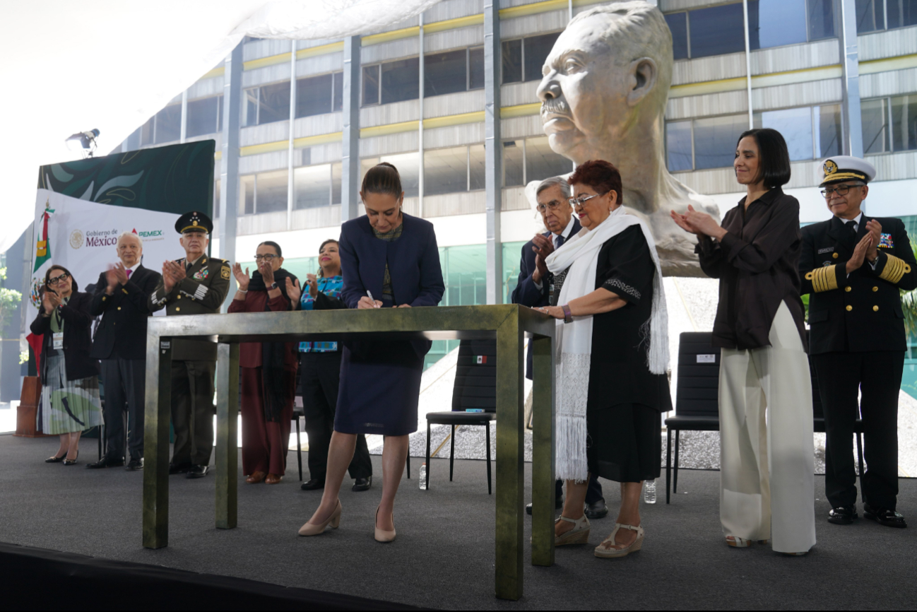Así firmó la presidenta el decreto de las nuevas leyes para proteger a Pemex y la CFE. Así firmó la presidenta el decreto de las nuevas leyes para proteger a Pemex y la CFE.