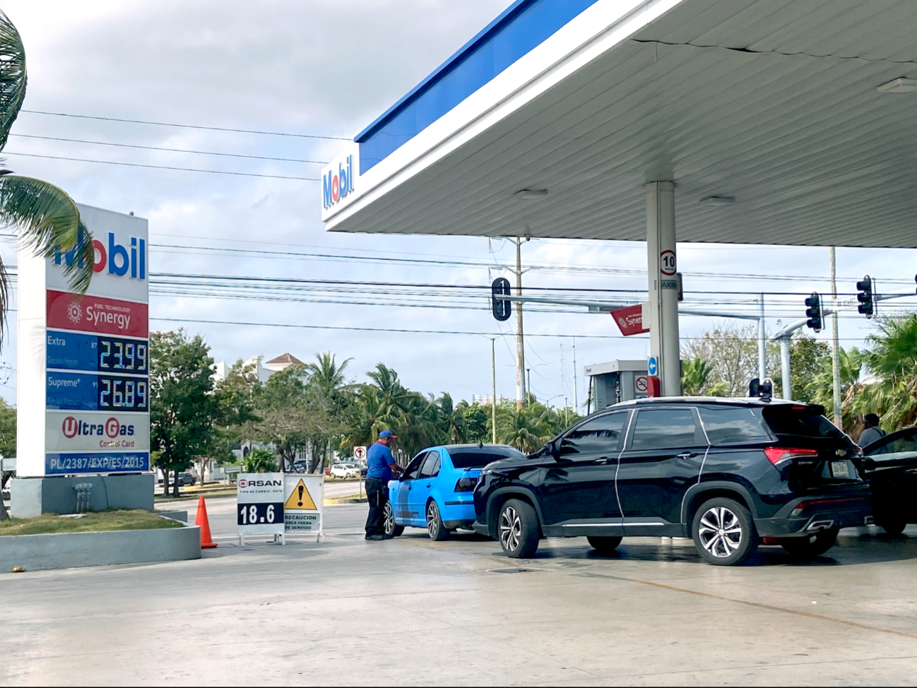 De 4 estaciones de servicio visitadas en Cancún, sólo una ofrece la venta de la gasolina regular en 23.99 pesos por litro De 4 estaciones de servicio visitadas en Cancún, sólo una ofrece la venta de la gasolina regular en 23.99 pesos por litro