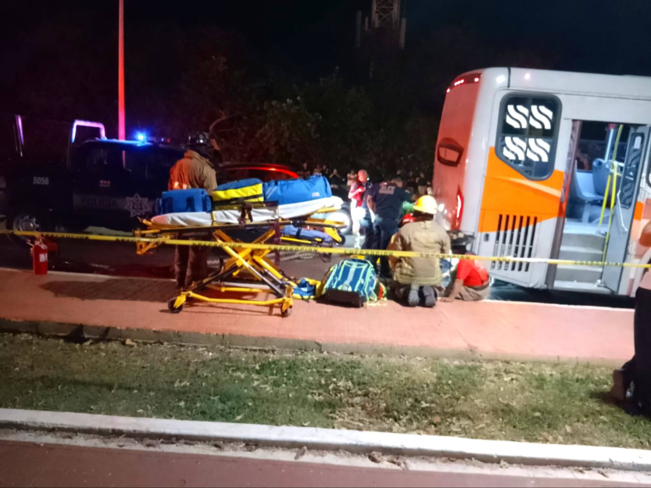 El incidentado fue colocado en una camilla para ser trasladado al hospital El incidentado fue colocado en una camilla para ser trasladado al hospital