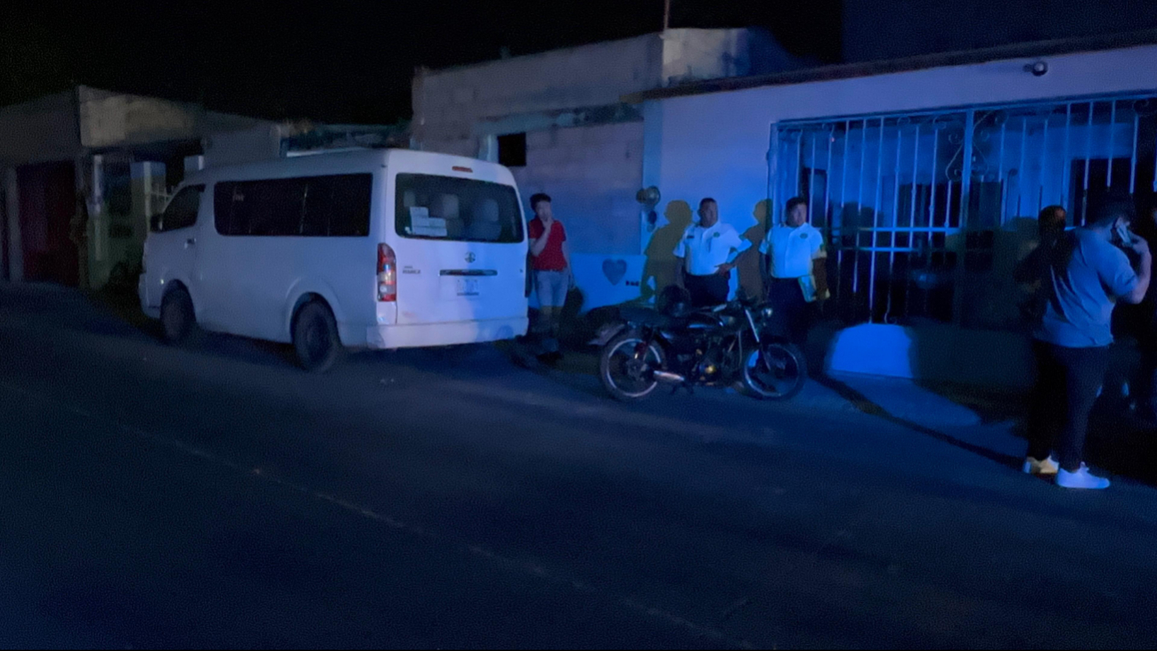 Familiares del motociclista arribaron a la escena para dialogar con el propietario de la camioneta. Familiares del motociclista arribaron a la escena para dialogar con el propietario de la camioneta.