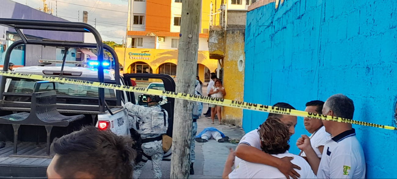 Otros taxistas llegaron a la zona para intentar apoyar al hombre infartado. Otros taxistas llegaron a la zona para intentar apoyar al hombre infartado.