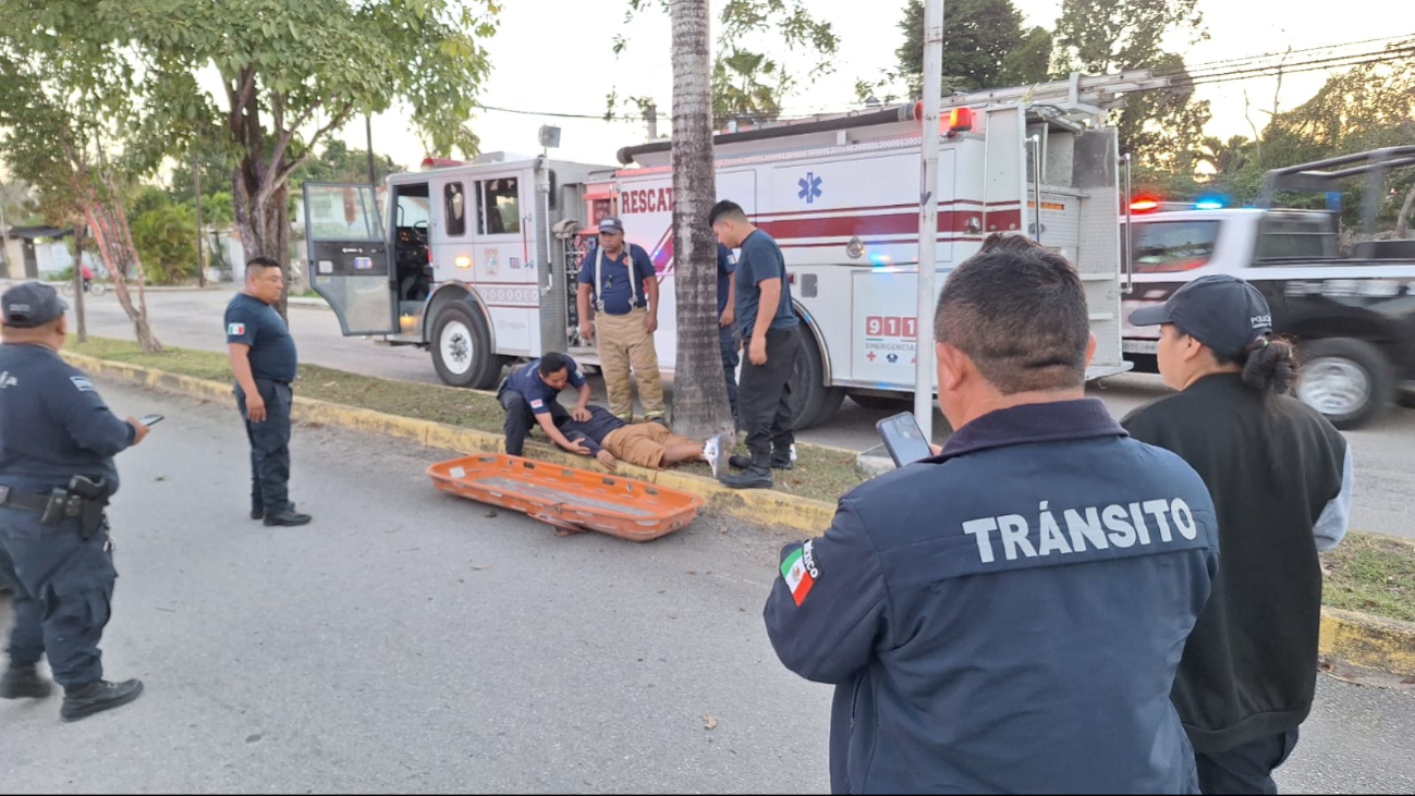 Ante la demora de los paramédicos, los elementos con ayuda de bomberos auxiliaron al lesionado Ante la demora de los paramédicos, los elementos con ayuda de bomberos auxiliaron al lesionado
