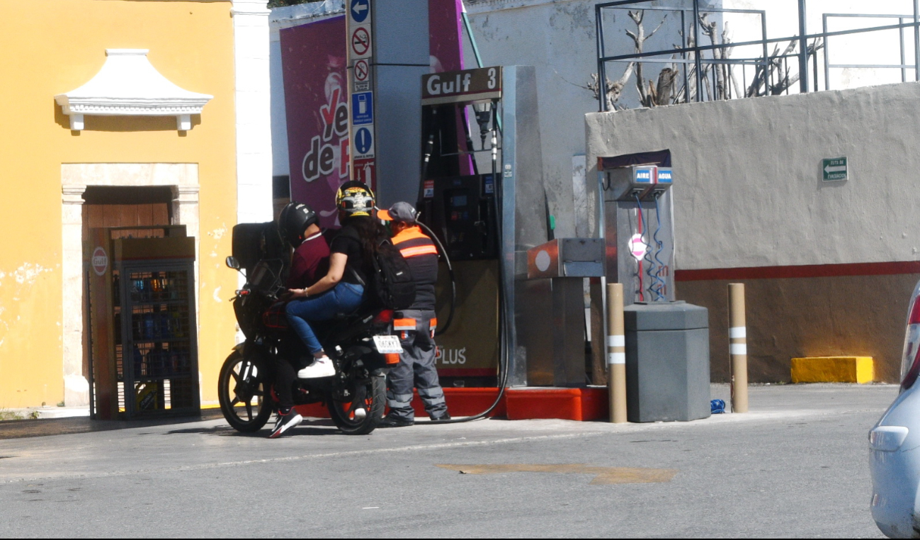 La gasolina roja cada vez es más cara; existe el riesgo de una escalada mayor en el costo del producto. La gasolina roja cada vez es más cara; existe el riesgo de una escalada mayor en el costo del producto.