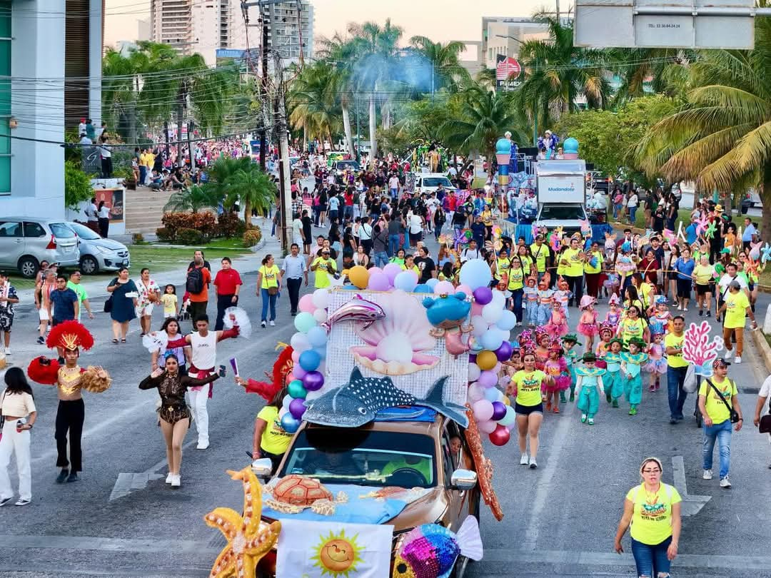 Las calles se llenan de colores, música y baile en el Carnaval de Cancún 2025 Las calles se llenan de colores, música y baile en el Carnaval de Cancún 2025