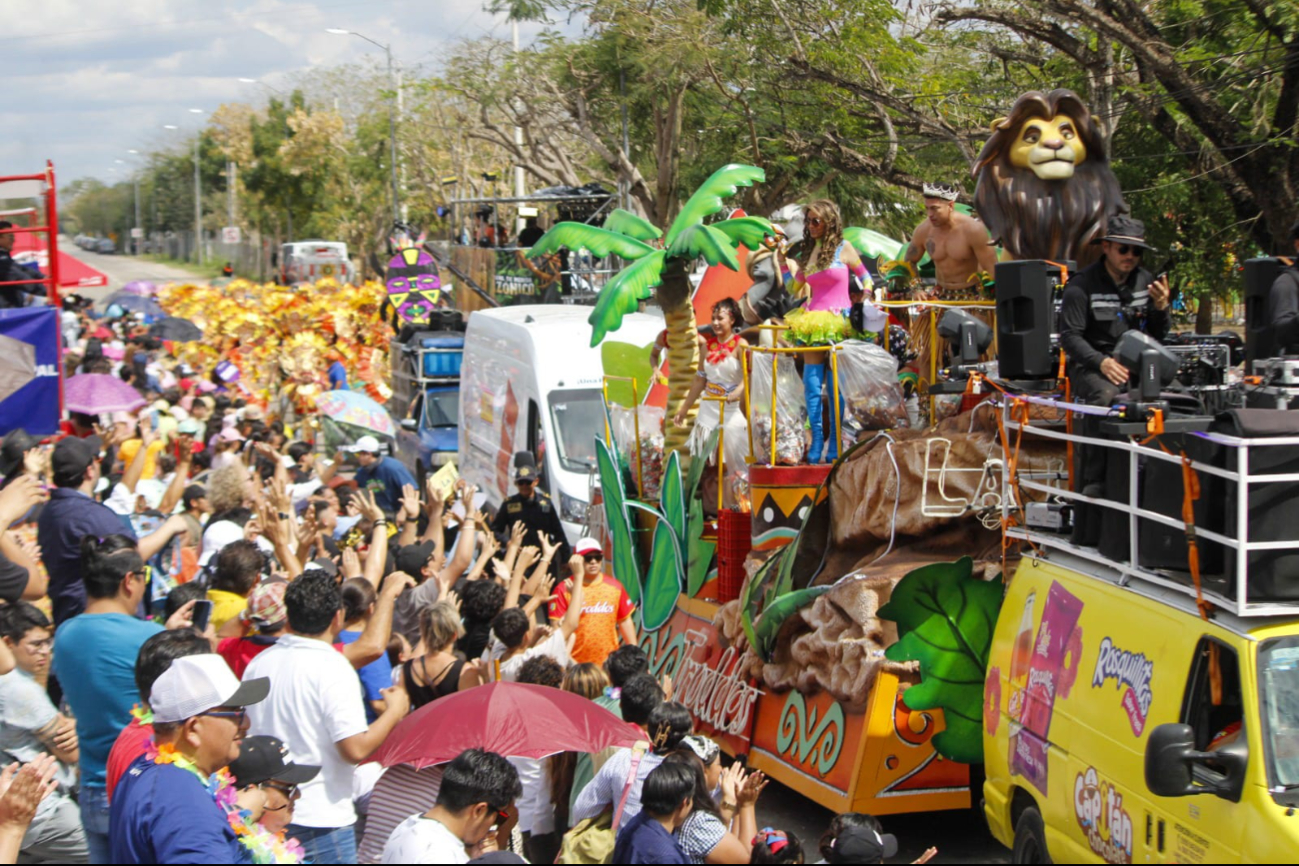 Muchas familias disfrutaron al aire libre del desfile Muchas familias disfrutaron al aire libre del desfile