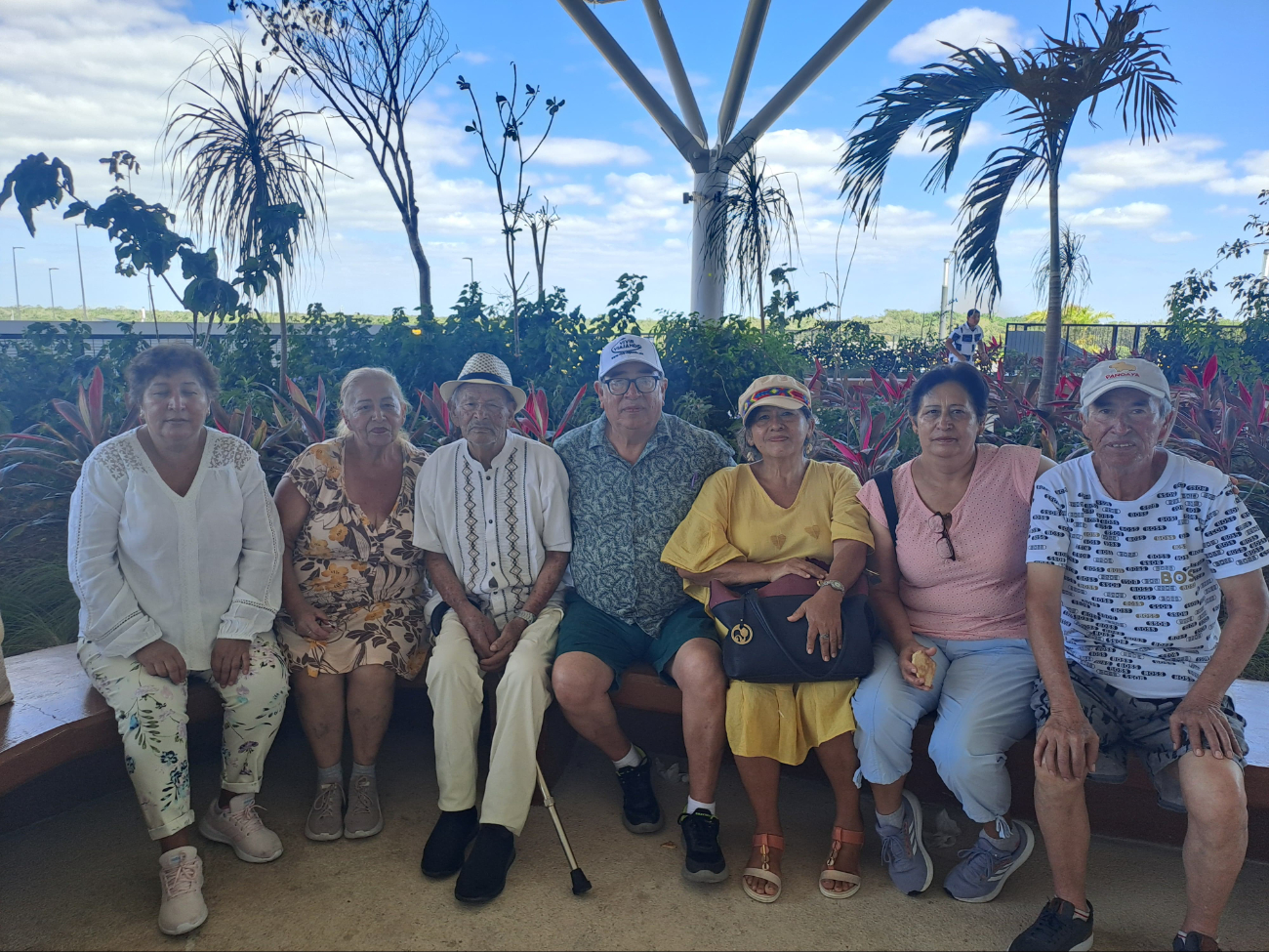 Experiencia inolvidable en el Tren Maya: Don Arnulfo viaja por primera vez en el ferrocarril junto a su familia 