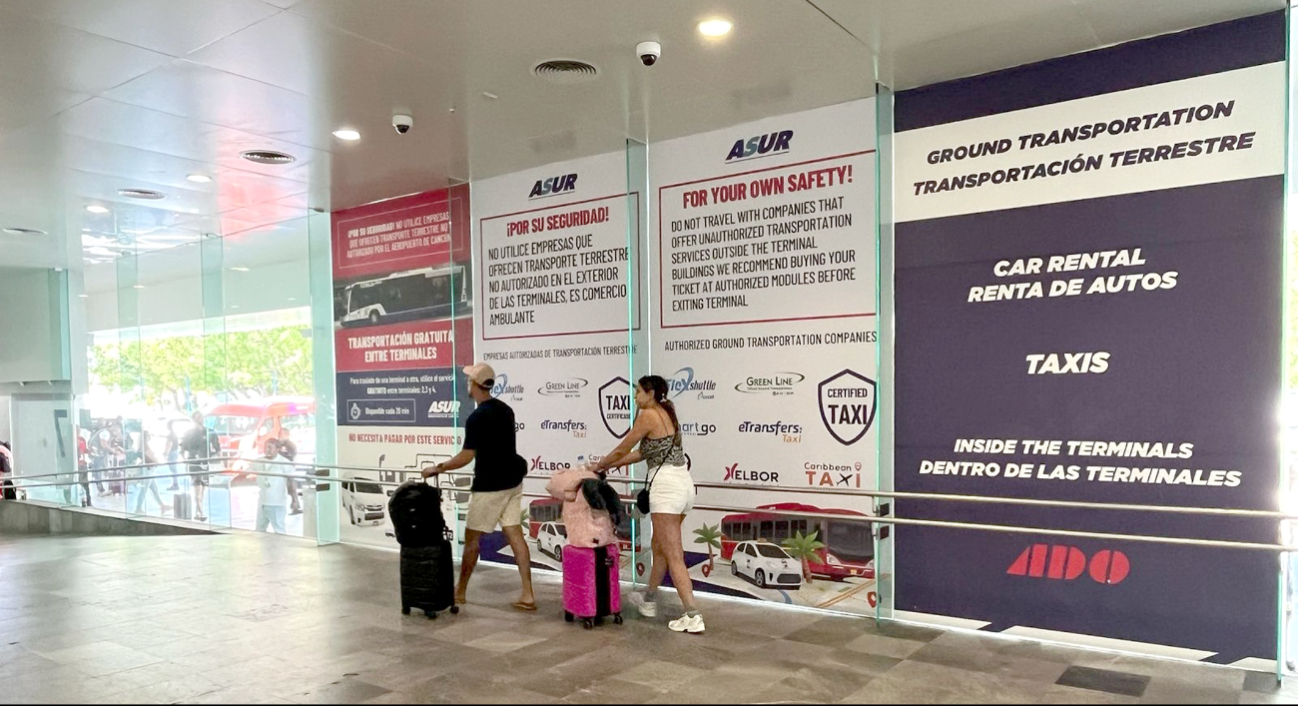 Asur ha colocado anuncios para orientar a los visitantes sobre los servicios autorizados Asur ha colocado anuncios para orientar a los visitantes sobre los servicios autorizados
