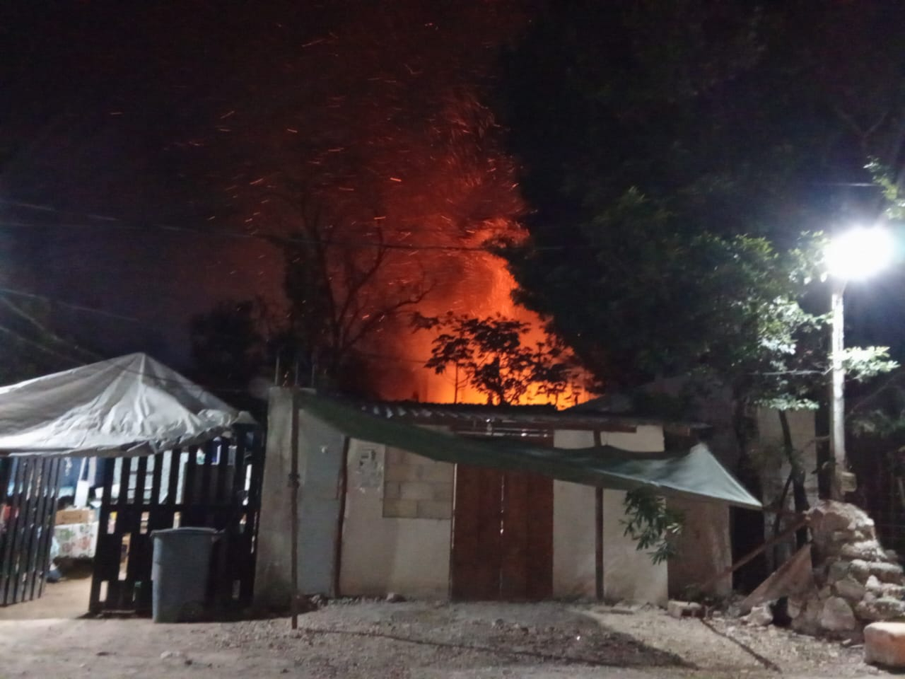 Fuerte incendio “consume" ocho viviendas de la colonia 2 de octubre en Tulum 